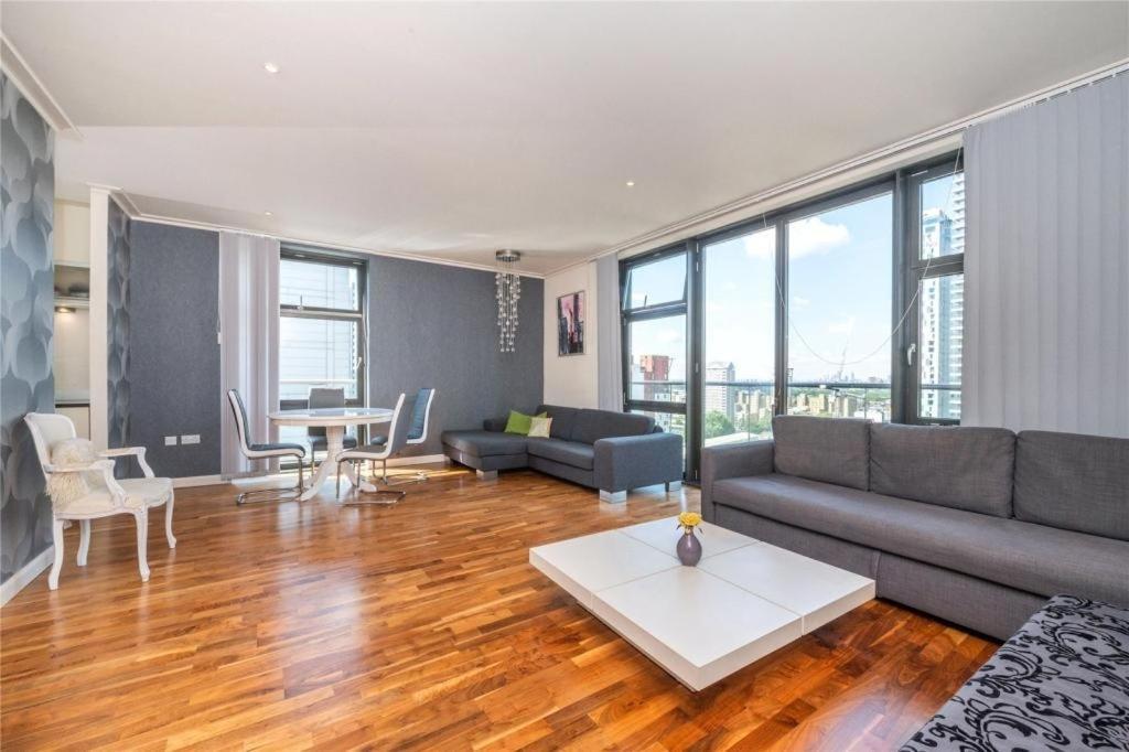 Penthouse Canary Wharf - Free Wifi ลอนดอน ภายนอก รูปภาพ