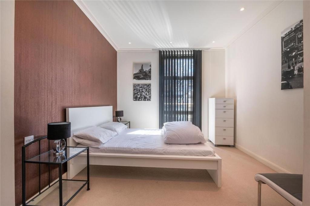 Penthouse Canary Wharf - Free Wifi ลอนดอน ภายนอก รูปภาพ