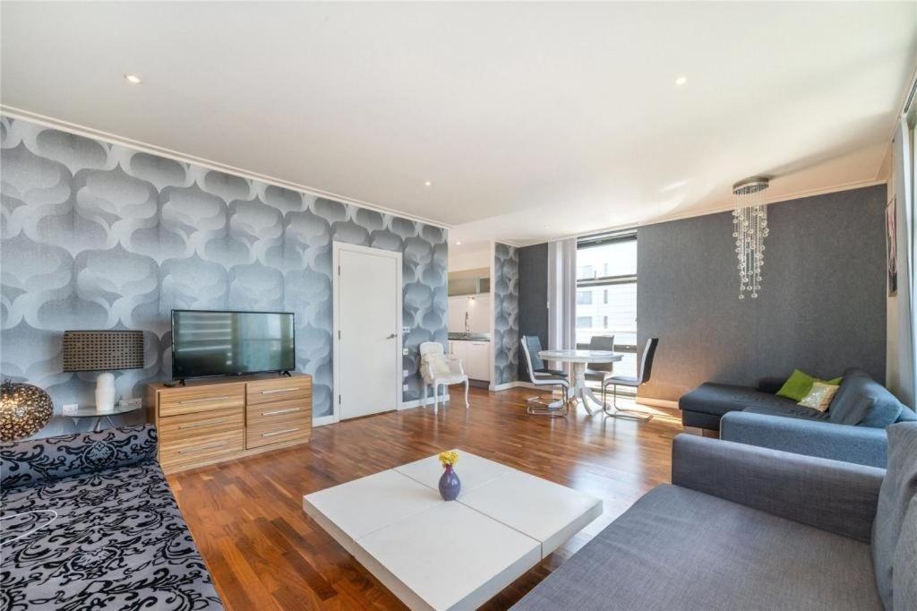 Penthouse Canary Wharf - Free Wifi ลอนดอน ภายนอก รูปภาพ