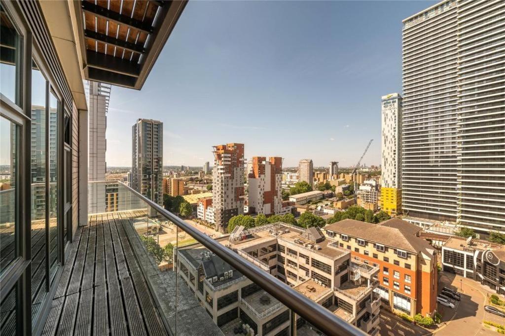 Penthouse Canary Wharf - Free Wifi ลอนดอน ภายนอก รูปภาพ